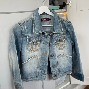 Jeansjacka - Vintage jeansjacka med korta armar!! Den är ganska liten i storlek så skulle säga att den sitter som en 36
