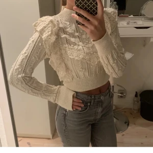 Beige broderad volangtopp - Jättefin broderad volangtopp köpt på Zara i storlek S. Använd ett fåtal gånger och är i nyskick!   
