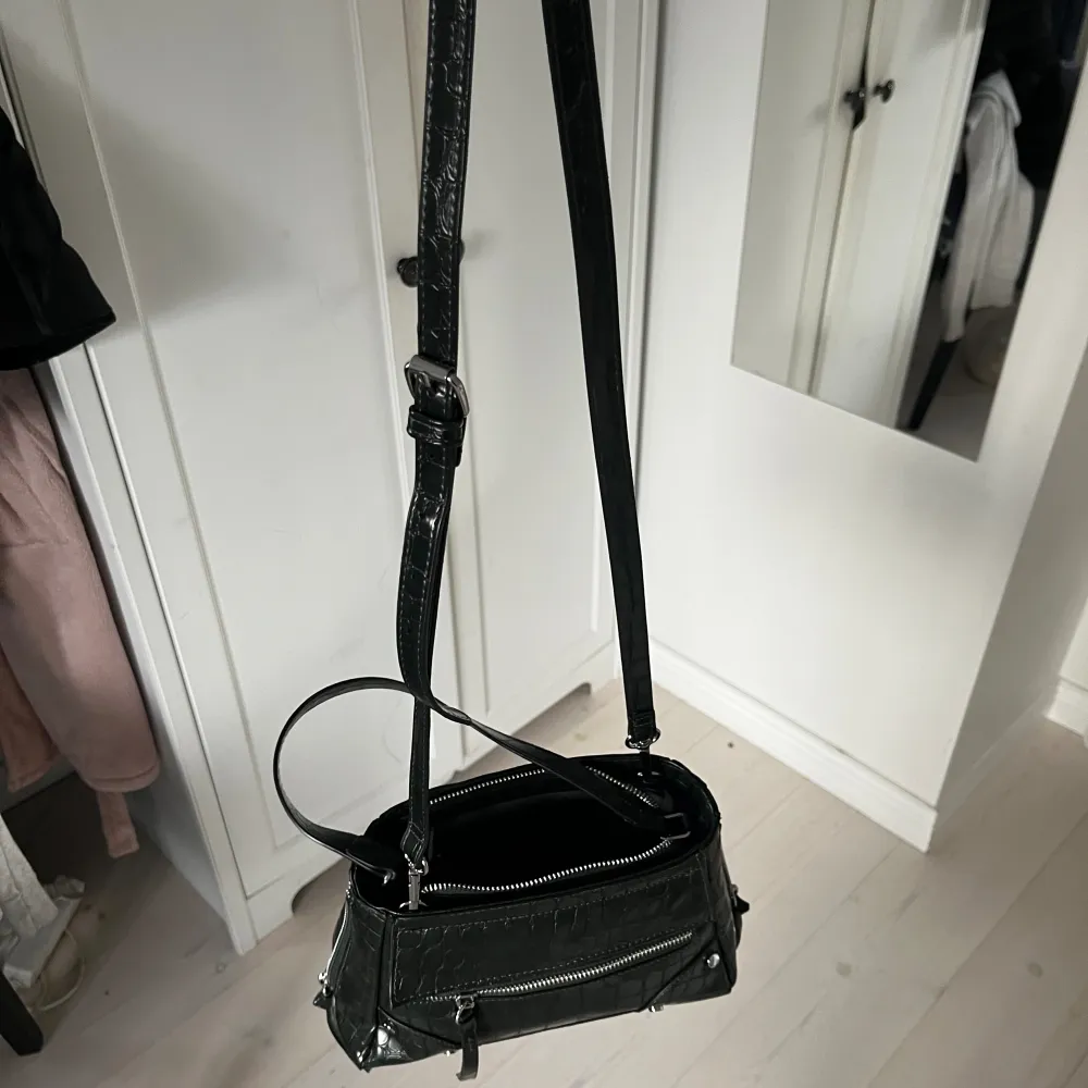 Mörkgrön handväska från na-kd🤍 nyligen köpt och använd ett fåtal gånger, bra skick!. Väskor.