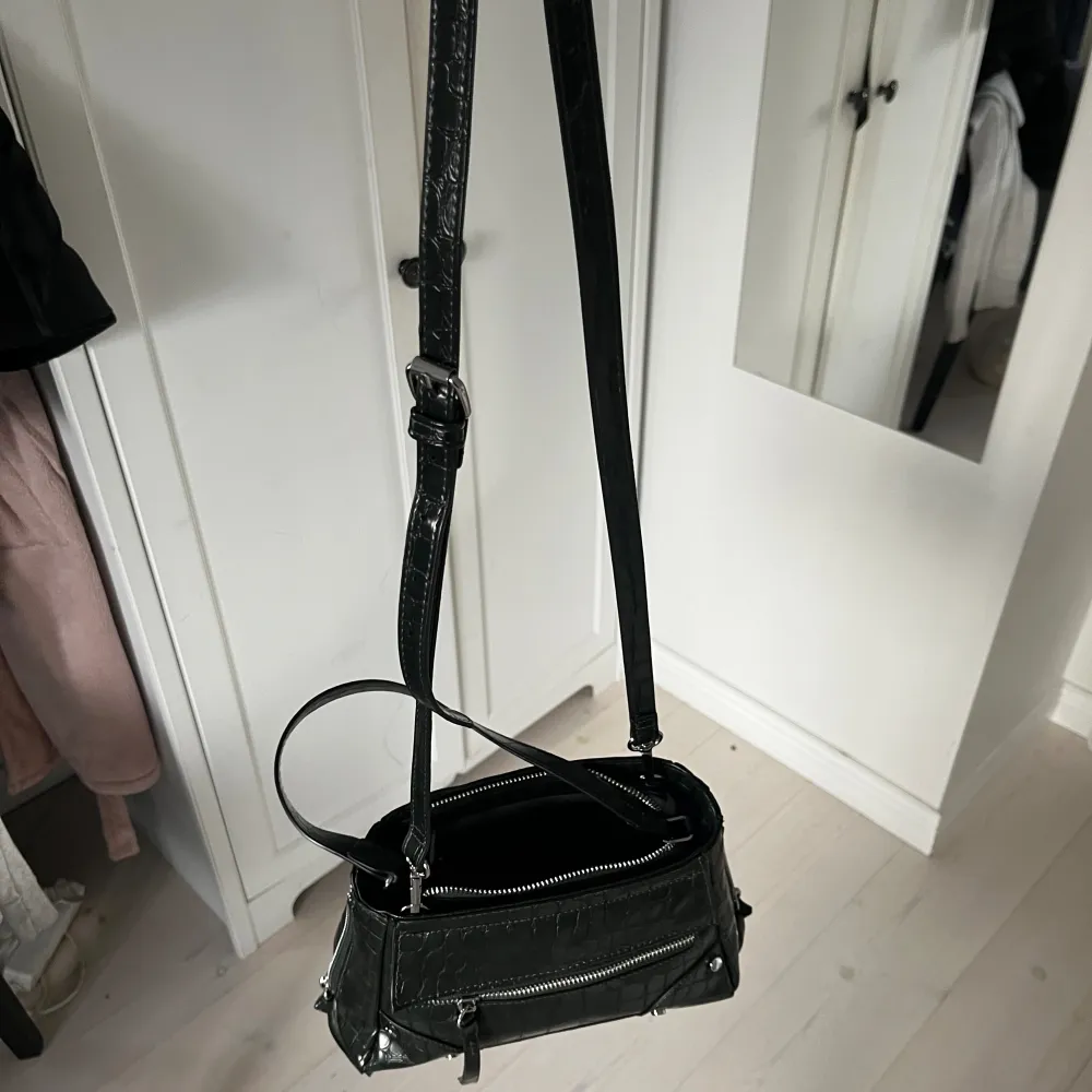 Mörkgrön handväska från na-kd🤍 nyligen köpt och använd ett fåtal gånger, bra skick!. Laukut & Käsilaukut.