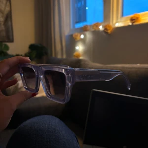 Solglasögon  - Chimi x hm solglasögon!😍 Säljer dessa coola solglasögon, aldrig använda då jag haft andra😍Super snygga nu till sommaren i en ljuslila färg, men även silver detaljer på sidan!🥰Hör av dig vid fler frågor 💕