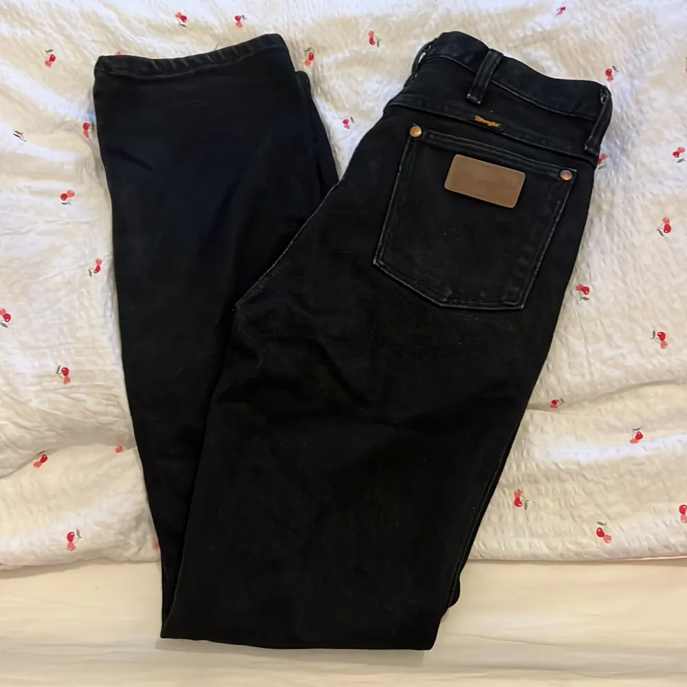 Wrangler ”straight fit jeans” i nyskick, storlek 30x32. Motsvarar EU 36/38. Inga defekter eller lösa trådar. Använd gärna ”köp nu” funktionen 😊. Jeans & Byxor.
