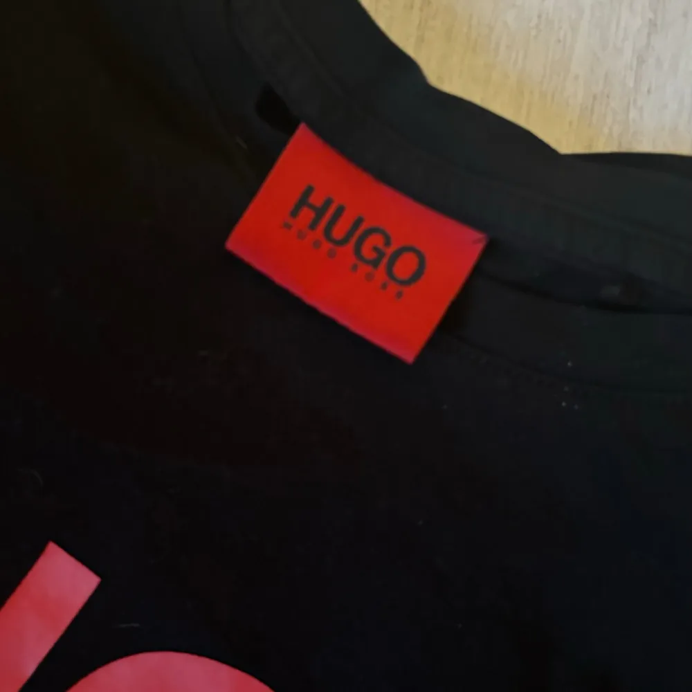 Sparsamt använd t-shirt från Hugo Boss. Storlek S 200kr+frakt. T-shirts.