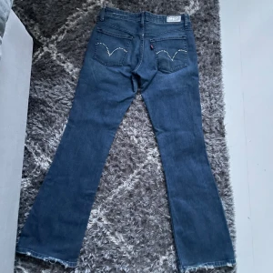 Levis jeans - Fina levis jeans, kan INTE lova arr dem är ”äkta” då dem är köpta 2 hand. Står ingen stlk men jag skulle säga W28 L32. Skriv vid frågor🤍 