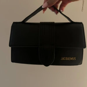 Väska - Svart väska super fin, långt band tillkommer 