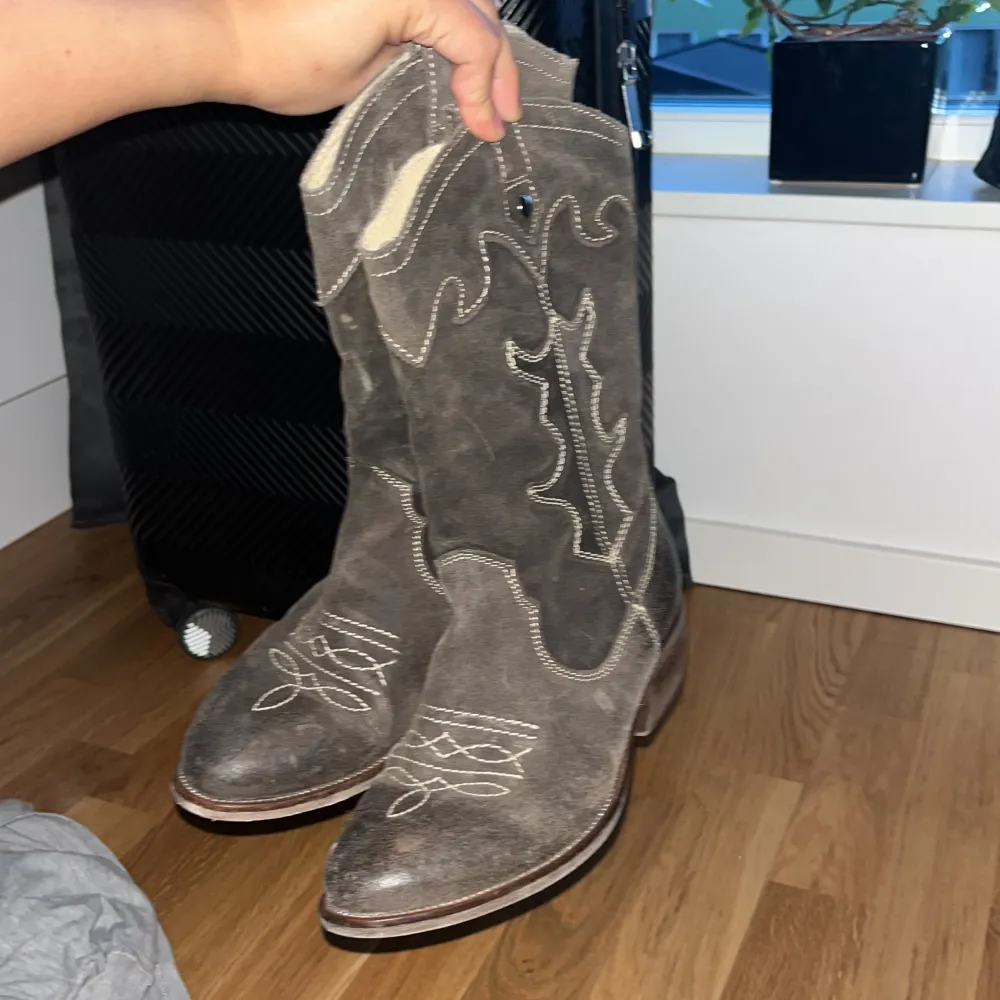 Snygg cowboy boots som är köpt på vinted och aldrig använt, de är fortfarande i jättebra skick!🫶🏼. Skor.