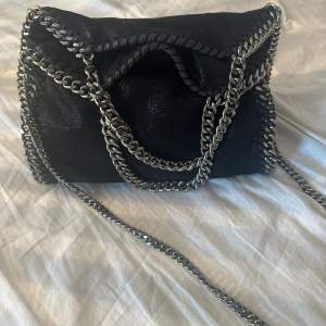 Säljer min äkta stella McCartney falabella mini tote🤍 den är svart med silvrig kedja🤍 den är i fantastiskt skick utan några rostskador🤍 skriv för fler bilder, vill nog helst byta väska men säljer den också!🤍 skicka det ni har!