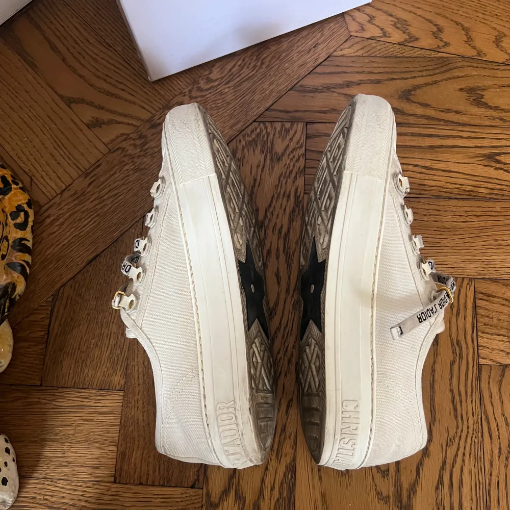 Säljer mina  Walk’n’dior sneakers i färgen  ”White Cotton Canvas”. Inköpta på Nathalie Schuterman. Storlek 38,5. Använda men i bra skick. Nypris ligger på 9 094kr. . Skor.