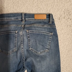 Jeans från Vero Moda stl 26/32 - Jeans från Vero Moda stl 26/32. Fint skick. Köpta från Vero Moda. Nypris 499kr