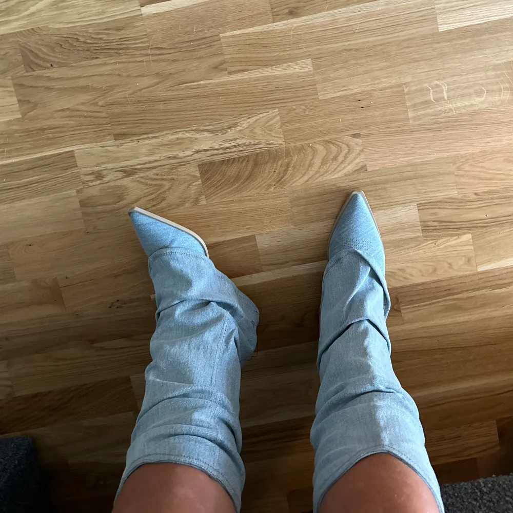 Slutsålda Denim boots från bershka. Storlek 39 men passar mig som har 38. Använda tre gånger. Skor.