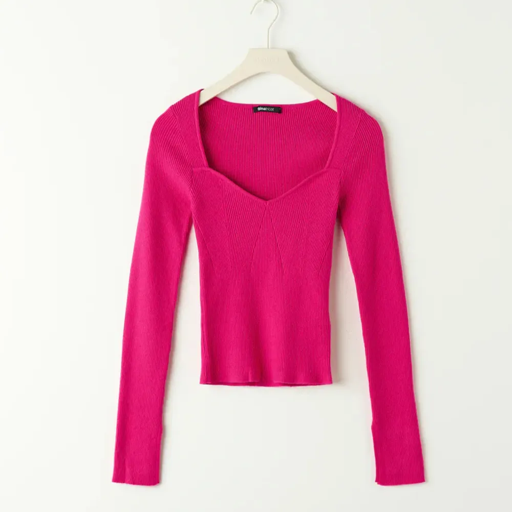 Säljer min Ribbstickade tröja i rosa från Gina som är slutsåld. Använd en gång och är därmed i nyskick 💕🌸. Tröjor & Koftor.