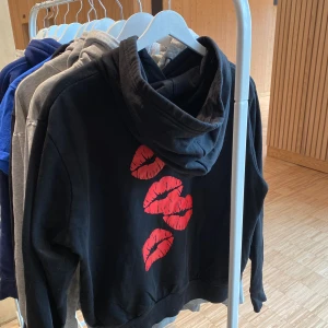 Svart hoodie - Svart hoodie med fint tryck!!!🤩  Gå in på vår profil för att kolla runt bland våra andra tröjor med andra tryck!!❤️