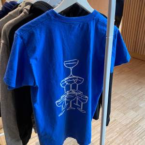 Blå t-shirt med fint tryck!!!🤩  Gå in på vår profil för att kolla runt bland våra andra tröjor med andra tryck!!❤️