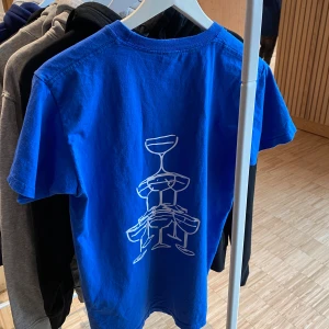 Blå t-shirt  - Blå t-shirt med fint tryck!!!🤩  Gå in på vår profil för att kolla runt bland våra andra tröjor med andra tryck!!❤️