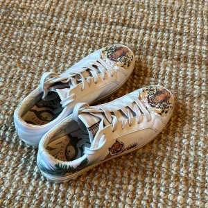 Skor - Säljer ett par skor med coolt mönster💛 de är i storlek 38