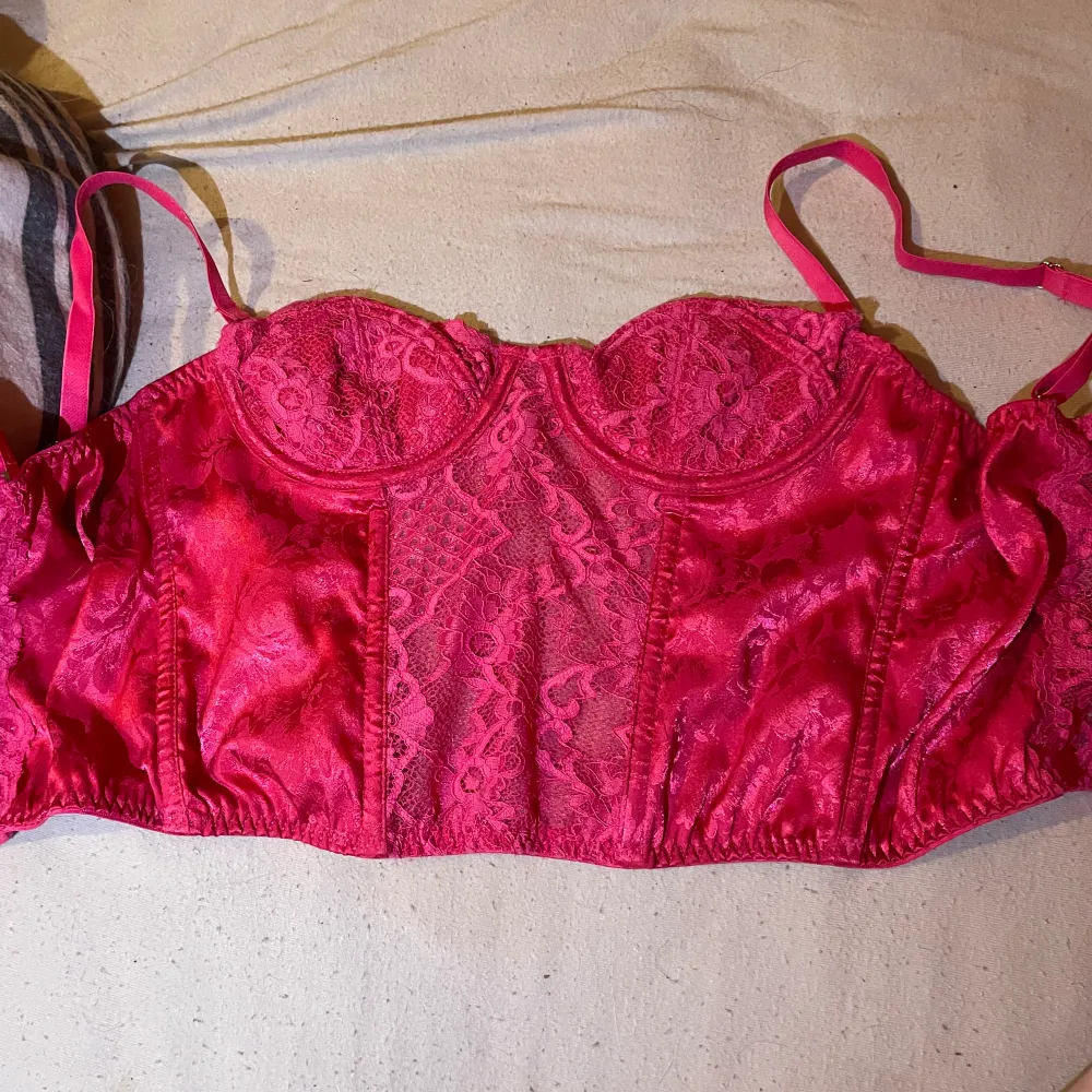 rosa korsett topp ifrån Victorias Secret, för liten för mig tyvärr.. står ingen storlek men skulle gissa på 32-34.. Toppar.