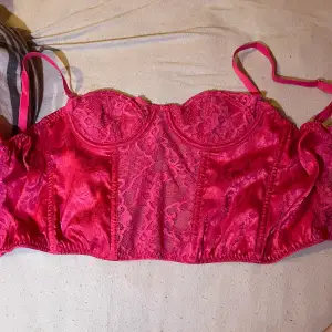 rosa korsett topp ifrån Victorias Secret, för liten för mig tyvärr.. står ingen storlek men skulle gissa på 32-34.