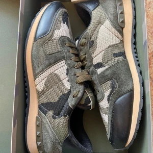 Valentino rockrunner - Fantastiska Valentino Rock Runner i utmärkt skick till salu! Dessa stilfulla och bekväma sneakers är ett perfekt tillskott till din skogarderob. Storlek [ 44] och kommer med originalförpack