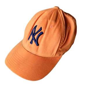 En vintage orange New York Yankees baseball keps i storl small-medium. Är i bra skick. 