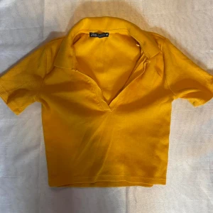 Ribbad croptop med krage🧡 - Somrig crop med krage framtill, jättebekväm med den stretchiga materialen. Den passar både storlek XS och S. Den har en stark orange färg. Nypris 199kr. Säljer för 45kr.