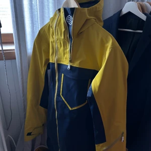 Skidjacka Four Elements - Säljer min skidjacka från Four Elements. Jackan är endast använd en gång. Nypris: 2000kr