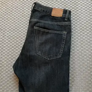 Säljer mina svarta snygga jeans från Weekday eftersom att jag vill köpa nya. //Det är i bra skick men är lite uttöjda och lite slitage vid vissa kanter. // Ny pris= 600 kr// Passar för ungefär längden 180. De sitter skitbra och priset kan diskuteras!