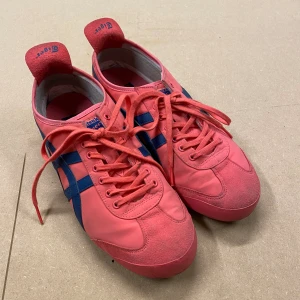 Onitsuka Tiger Sneakers - Fett coola, trendiga sneakers i bra skick. Väldigt sköna och hela. Säljer på grund av att de tyvärr inte passar.   Storlek: 40 1/2 (men skulle säga att de passar allt från 39 1/2 till 41 1/2).  Pris: 600 sek, eller högst bud.