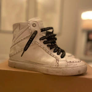 Zadig skor - Super snygga Zadig skor som inte kommer till användning längre. Fick i present för cirka ett år sedan och har tyvär inget kvitto eller äktighetsbevis mer än box och dustbag, hör av dig vid frågor och funderingar! Pris går o diskuteras