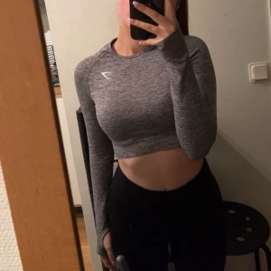 Vital seamless 2.0 long sleeve crop top  - Exakt samma som första bilden fast svart.  Tränar aldrig i långärmat, knappt använd och därför säljes.