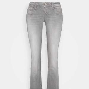 Supersnygga o trendiga ltb jeans!! De är omsydda och passar då W30 L34 skulle jag säga, för långa för mig som är 170! Bara att fråga om fler bilder💞💞