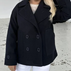 design by si kappa - Väldigt välanvänd kappa man får med extra knapp på en trillat av, som ni ser så den andra bilden så har ett typ band trillat ner men det går enkelt att sy tillbaka🩷lite luddig från min halsduk men gör att ta bort