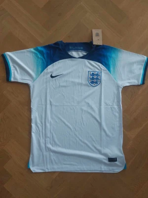 England tröja - Säljer min feta england tröja. Skicket är 10/10 den är helt ny. Säljer den pga fel storlek. Pirset kan diskuteras.💯