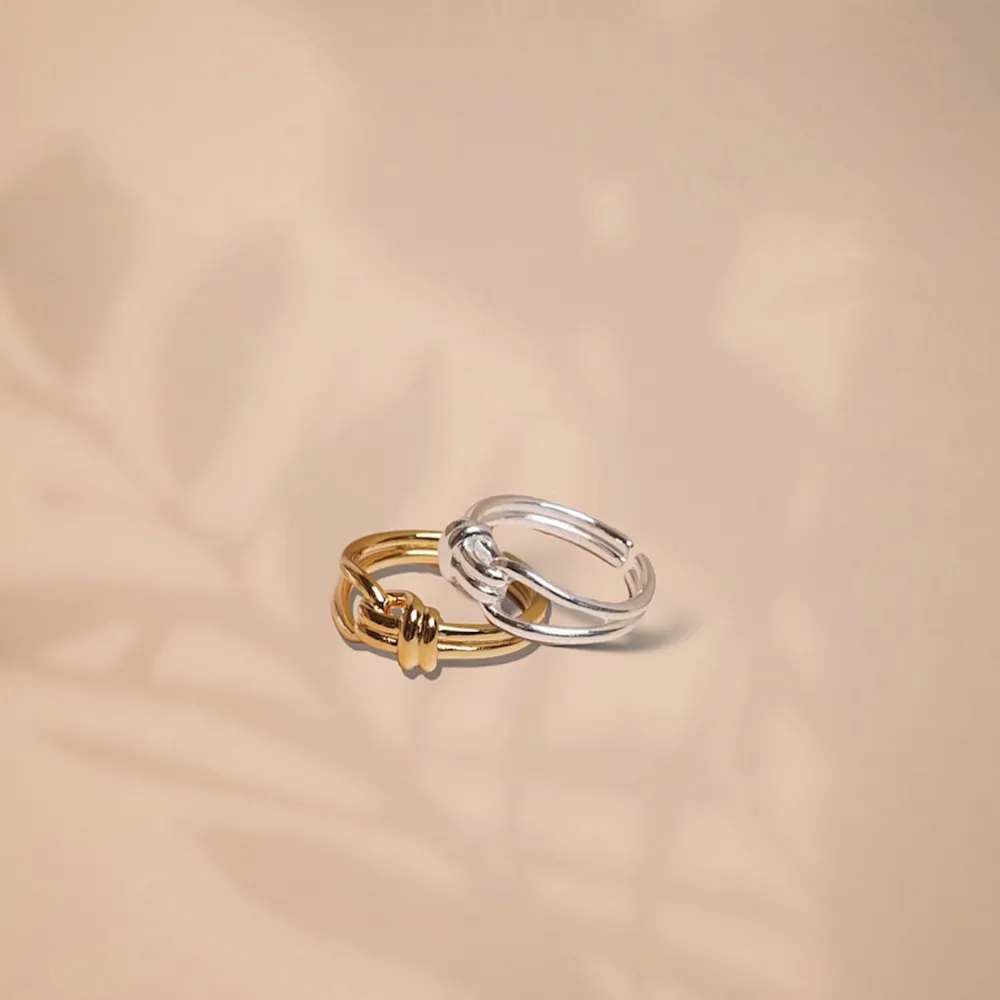 ringen finns tillgänglig i både guld och silvertoner. Det är en ring som fångar ögat med sin charm gjord i äkta silver (S925) doppat i 18K guld. Ringen är i en storlek och justerbar för en perfekt passform till alla. Accessoarer.