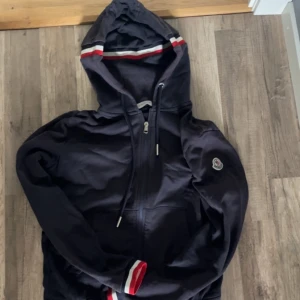 Moncler Maglia Cardigan Hoodie - Maglia Cardigan Hoodie! Great condition En liten flaw på armen men knappt märkbart! Nypris: 5100kr Mitt pris: 2200 