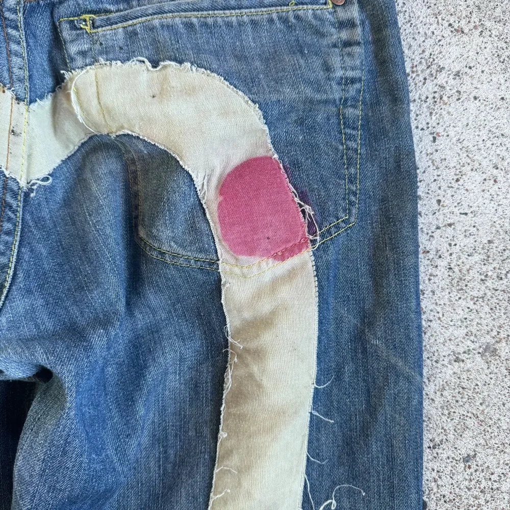 feta evisu puma jeans me en röd fläck men de ser fett ut ngl, inte helt säker på äktheten men tror de äkta 👨‍🦯sitter som 32W. kom privat för mått osv . Jeans & Byxor.