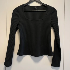 Basic tröja - Ej använd, nyskick. Storlek M men är tight i passformen, så passar en S också.  Tröjan är lite kortare och har en lite bredare urringning.