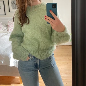 Stickad tröja - Supermysig ljusgrön stickad tröja med stora ärmar 🤩🙏🏼 Köpte den second hand för något år sedan, och har handtvättar den sen dess då den är stickad för hand. Superbra skick. Passar S/M!!