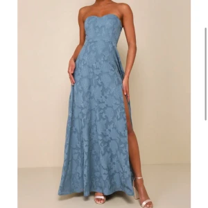 Ny balklänning - Jättefin blå balklänning! Aldrig använd. Den var för liten för mig så måste tyvärr sälja den. Storlek S/M något mindre över bysten. Nu slutsåld, köpte för 1400kr med frakt från USA