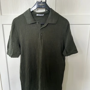 Piké  - Mörkgrön skön piké i fint skick. Alla priser är diskuterbara. Tveka inte på att skriva vid funderingar🤩