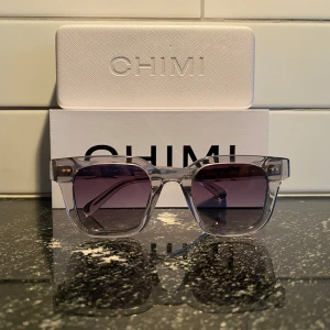 Chimi solglasögon - | Chimi 04 grey | Nästan oanvända | Pris 799 kr | Allt OG medföljer | Finns kvitto | Hör av er vid frågor och funderingar!