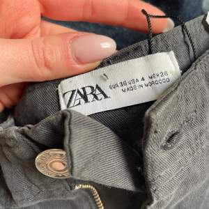 Cargopants  i jeans modell från zara ett år gamla, använd 2 gånger väldigt sköna och bekväma 