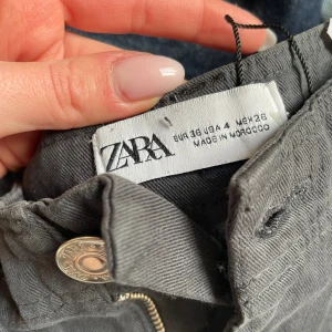 Zara Cargo jeans  - Cargopants  i jeans modell från zara ett år gamla, använd 2 gånger väldigt sköna och bekväma 