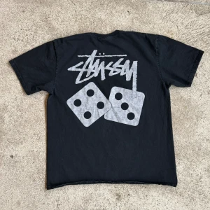 Stussy dice overdyed tee - skitfet overdyed stussy 8 dice tröja 🎲köpt för 600 i nyc i höstas men använder inte längre🎲inga hål eller fläckar 🎲kom dm för fler bilder o storlekar🎲