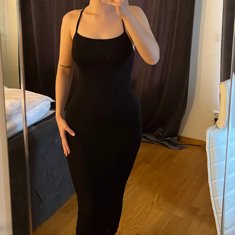 Super fin lång svart klänning som är från Shein. Aldrig använd!🤍. Klänningar.