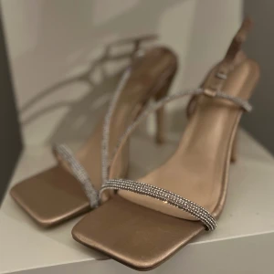 Klackskor  - Skulle haft till min balklänning men va lite små stod att de va 40 men mindre i storleken