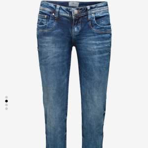 Säljer mina så fina LTB jeans i modellen valerie💕💕 Lågmidjade bootcut. Nypris ca 829 kr Midjemått ca 38cm Innebenslängd ca 80cm