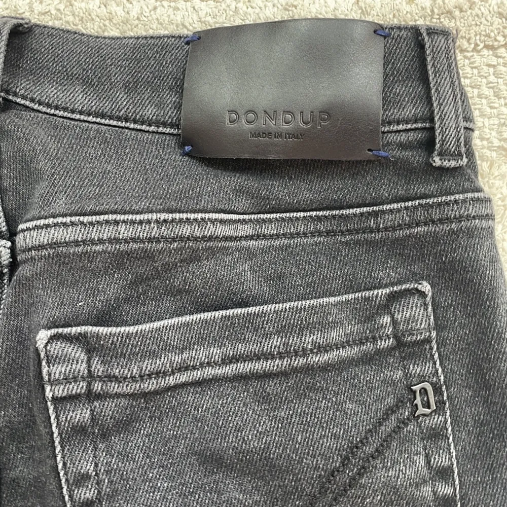 Dondup jeans i modellen George. Mycket bra skick. Endast använda ett fåtal gånger. Passar slim. . Jeans & Byxor.