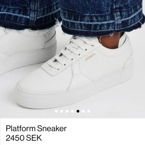 Axel arigato sneakers - Säljer mina skor från Axel arigato i svart skriv för egna bilder skorna är köpta från Axel arigatos hemsida, dom är som i ny skick använd fåtal gånger så inga defekter säljer då dom inte kommer till användning stolrek 39 låda finns kvar samt påsen