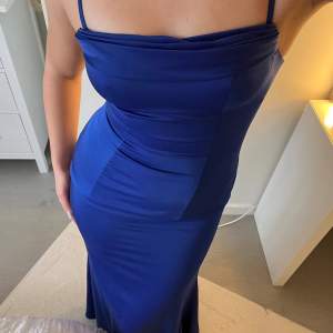 Royal blue balklänning. Aldrig använd. Perfekt blå färg. Figurnära, kramar kroppen fint. Jag är 165cm lång med klackar på bilden. Nypris: 3500kr 💙💙 öppen för prisförslag 