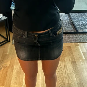 Mini skirt - Kort vintage jeans kjol, den passar en S men är väldigt stretchig. 